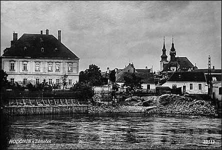 Další z mnoha pohlednic hodonínského zámeku z roku 1930.