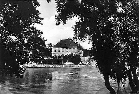 Zámeek od vody na snímku z roku 1948.