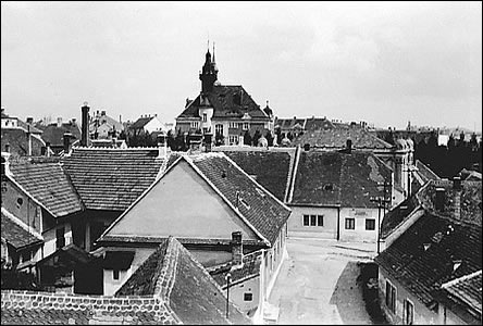 idovské msteko Od Mlýnské ul. k radnici, za domem je stecha synagogy.