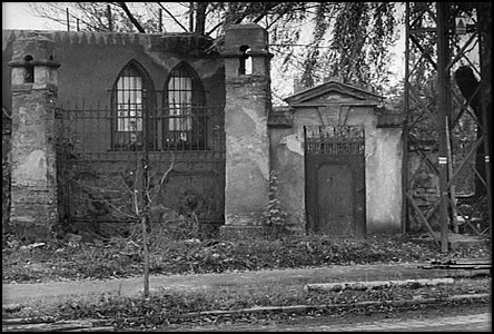 Branka na idovský hbitov vedle kaple.