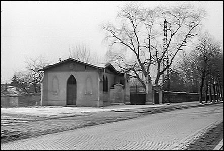 Kaple idovského hbitova a cihlová ze podél tehdejší ulice Vídeské.