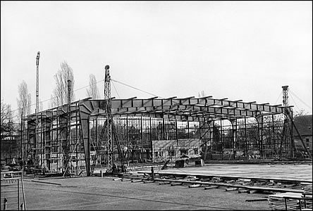 Z poátk stavby Zimního stadionu, první nosník byl postavený u parku.