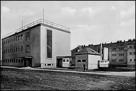 Masarykova ivnostenská škola na Brandlov ulici, snímek je asi z roku 1930.