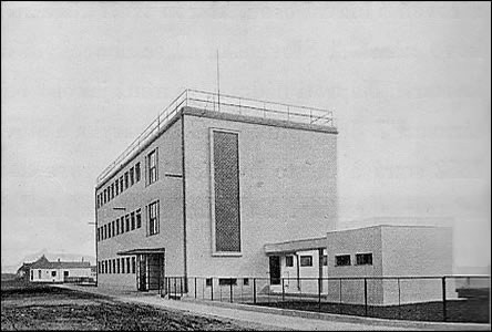 V roce 1930 byl prostor okolo ivnostenské školy tém nezastavný.