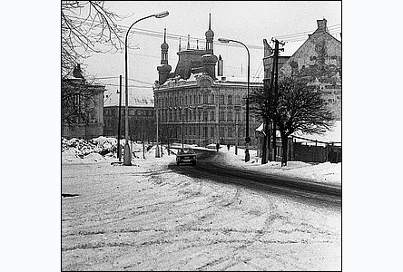 Zasnená silnice k Obchodní akademii v zim roku 1971.