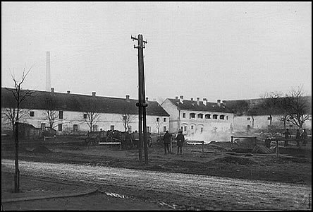 Areál statku v roce 1926, v pozadí vlevo komín cukrovaru.
