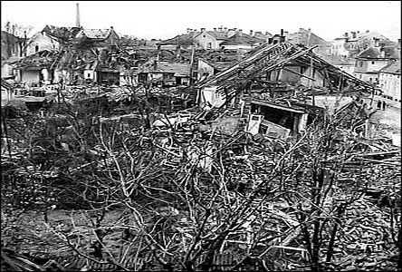 Po bombardování Brandlova od ul. Havlíkovy, vlevo nahoe GVU.