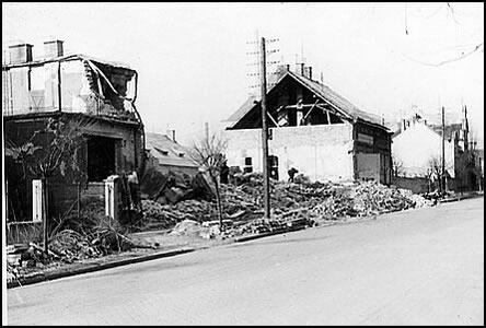 Ulice Brnnsk , pohled na tm stejn msto po bombardovn, vpravo vzadu Restaurace "U pak", nyn "U kasren"