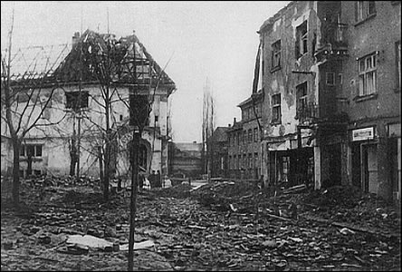 Dvoákova ulice po bombardování i s prhledem do ul. Moravských umlc.