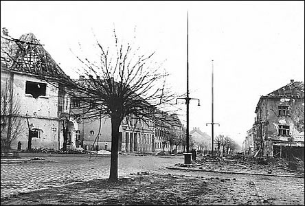 Národní tída od GVU po bombardování v listopadu 1944.