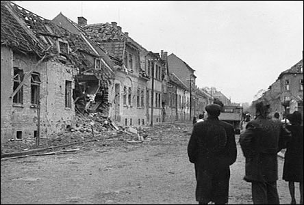 Bombardováním rozbité domy ulice Havlíkova v roce 1944.