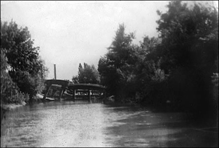 Jedna z mála fotek válkou znieného mostu do Rybá ze strany od jezu.