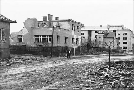 Ulice Brandlova od Muchovy po Prav. Veselého po bombardování v roce 1944.