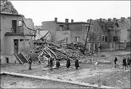 Nádraní ádek u ulice Marxovy po bombardování v roce 1944.