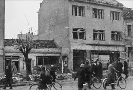 Rozbitou Národní tídou chodilo po bombardování znané mnoství obyvatel.