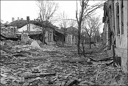Celkový pohled ulicí Palackého po bombardování dne 20.11.1944.