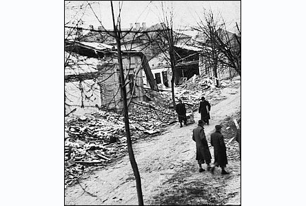 Válka rok 1944. Ulice Palackého, v proluce vlevo dnes vede ulice Blakova.