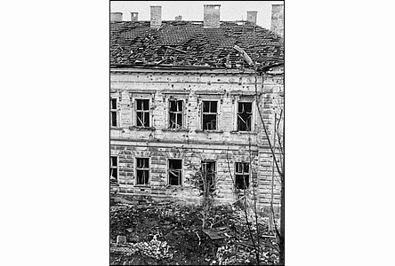 Bombardováním rozbitá budova Moravských naftových dol.