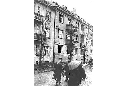 Tzv. Úednické domy a ulice Úprkova po bombardování v roce 1944.