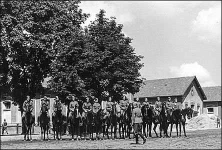 Vojenský jezdecký oddíl ve velkých kasárnách v roce 1940.