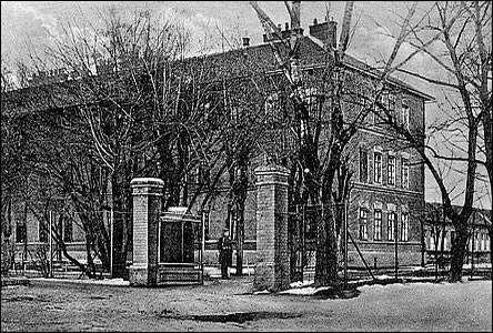 Kasárenská brána u ulice ikovy v dob okolo roku 1920.
