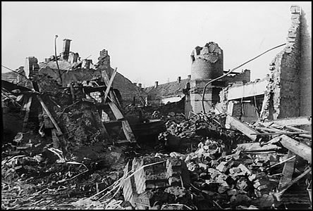Pohled ze dvora na trosky továrny Maryša po bombardování 20.11.1944.